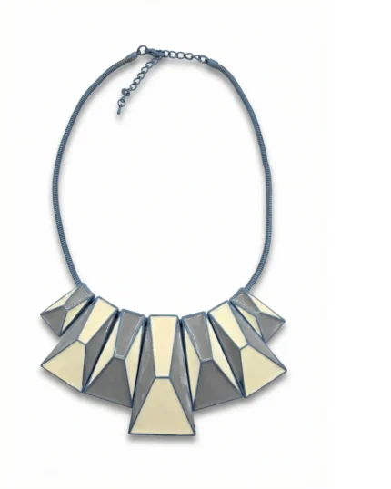 kaelakee-geomeetrilised-sini-valged-detailid-metallketil-9091ST0007E51-2.webp