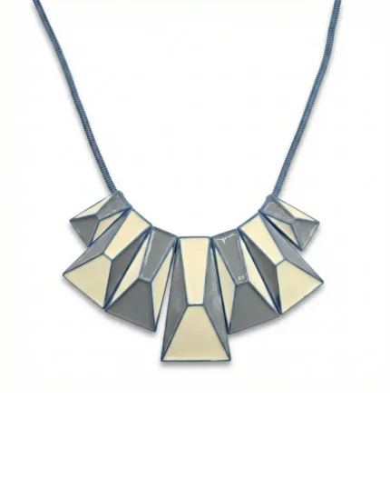 kaelakee-geomeetrilised-sini-valged-detailid-metallketil-9091ST0007E51.webp