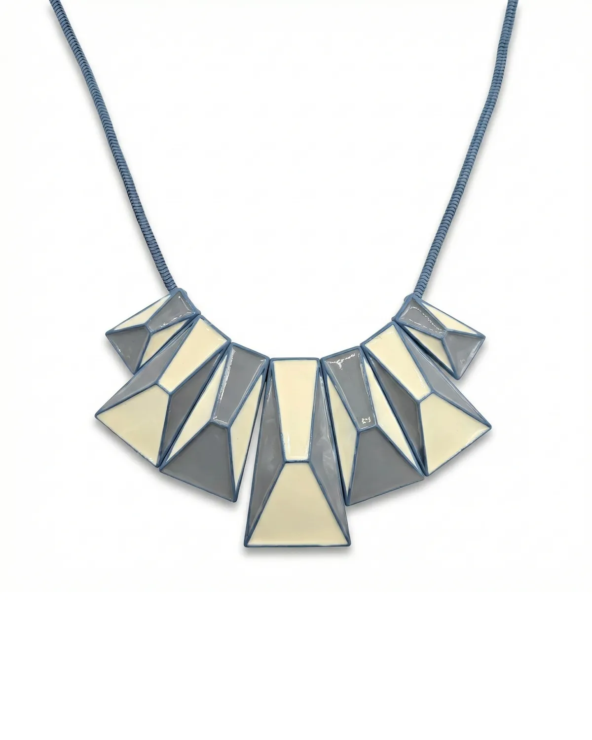 kaelakee-geomeetrilised-sini-valged-detailid-metallketil-9091ST0007E51.webp kaelakee-geomeetrilised-sini-valged-detailid-metallketil-9091ST0007E51.webp