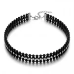 kaelakee-choker-kolmerealine-mustade-detailide-ja-kristallidega-9097CH00024E0.webp