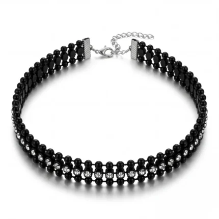 kaelakee-choker-kolmerealine-mustade-detailide-ja-kristallidega-9097CH00024E0.webp