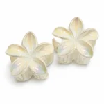 juukseklambrite-komplekt-kreemikad-parlmutterlaikega-lillekujulised-krabiklambrid-9053IT01166E5.webp